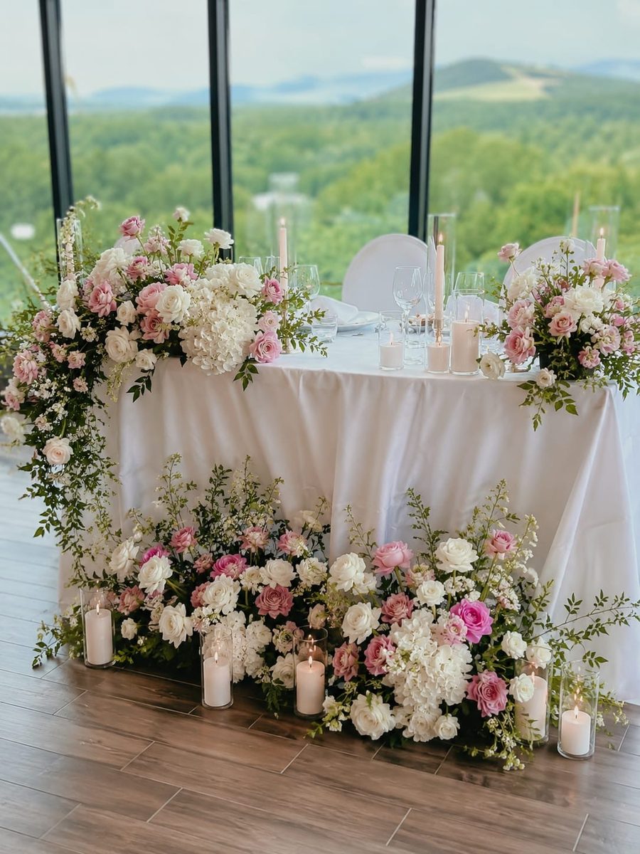 Mladenački sto s roze i bijelim cvijećem uz panoramski pogled
